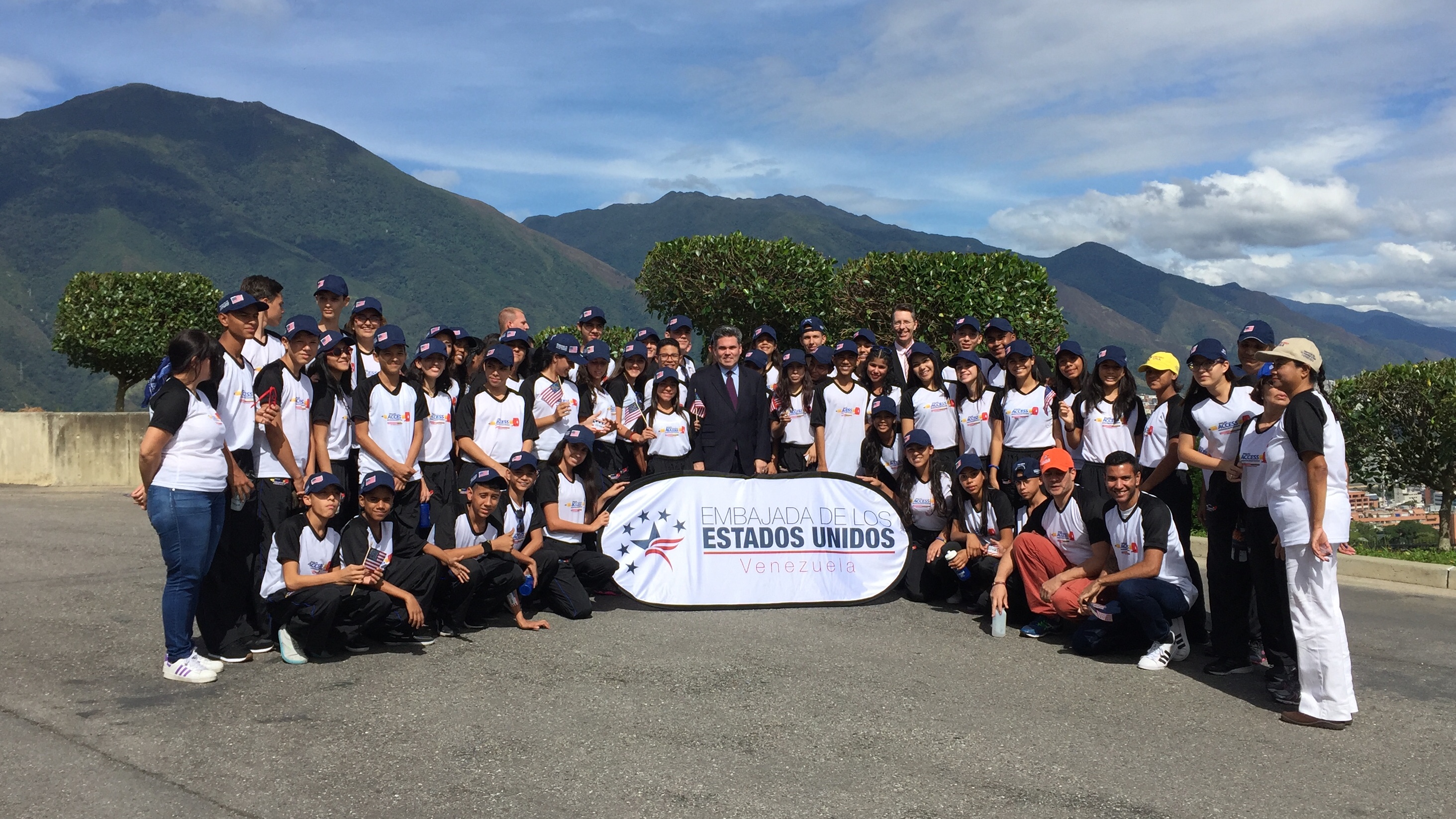 La Embajada de los EEUU abre sus puertas a jóvenes maracayeros participantes del programa Access para estudiar inglés