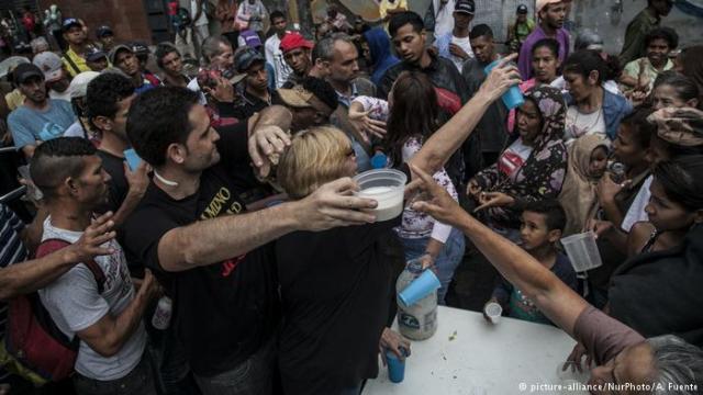 Organizaciones humanitarias tratan ayudar. Aunque Venezuela es rica en tierras cultivadas, importa gran parte de sus alimentos. Debido a la hiperinflación y los bajos precios del petróleo, las importaciones de alimentos se han vuelto costosas. Muchos supermercados siguen vacíos. El mercado negro está en auge, pero hay precios horrendos. Las organizaciones de ayuda como Caritas apenas pueden cubrir las brechas de suministro.