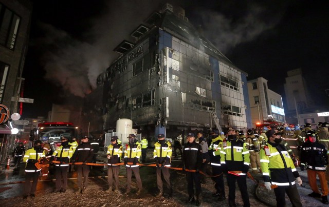 El humo se eleva desde un edificio en llamas en Jecheon, Corea del Sur, el 21 de diciembre de 2017. Yonhap a través de ATENCIÓN EDITORES ESTA IMAGEN HA SIDO SUMINISTRADA POR UN TERCERO.