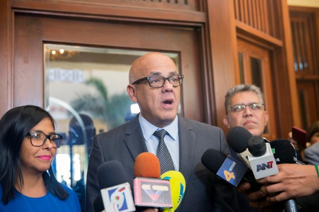 Mayor of Libertador municipality in Caracas and leader of the pro-government United Socialist Party of Venezuela Jorge Rodriguez (C) talks to the press, at the Dominican Foreign Ministry in Santo Domingo before meeting with representatives of the Venezuelan opposition to resume negotiated talks, on December 1, 2017. Amid marked scepticism Nicolas Maduro's government representatives and members of the Venezuelan opposition resumed negotiations on Friday to seek for a solution to the deep crisis installed in the country. / AFP PHOTO / Erika SANTELICES