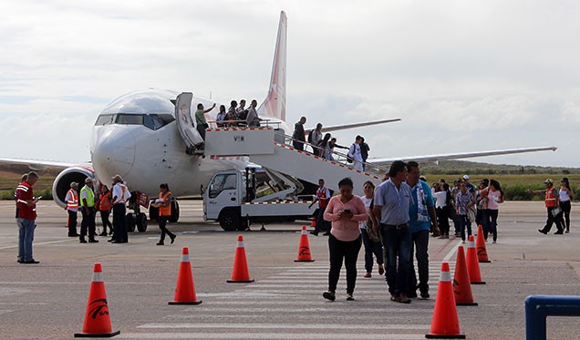 Arribo del primer vuelo procedente de Colombia hasta la Isla de Margarita. / Foto: REBECCA ALFONZO | @Rebeccalfonzo