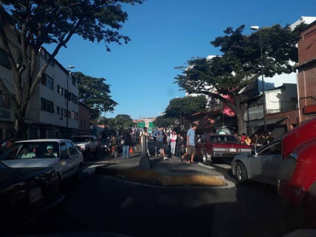 Protestan frente al Banco de Venezuela en Catia porque la agencia no presta servicio / Foto: El Nacional