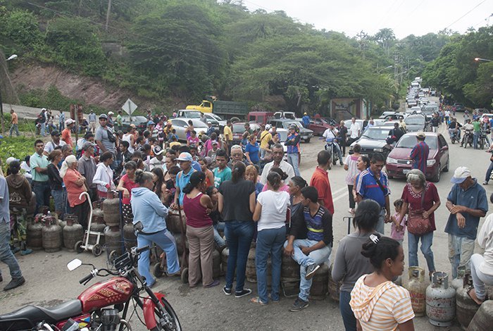 Larenses trancan el puente Macuto