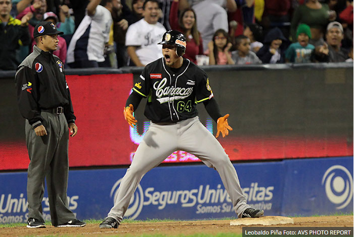 Leones vencen a Tiburones con triple de Piña en la novena