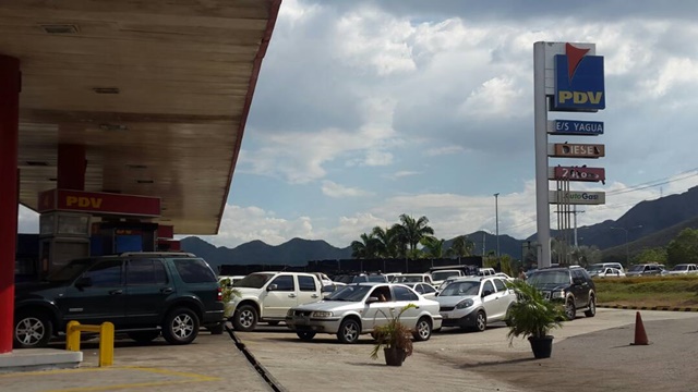 Enormes colas de automóviles para surtir  gasolina en la E/S Yagua, en el EStado Carabobo el 21 de Diciembre de 2017 