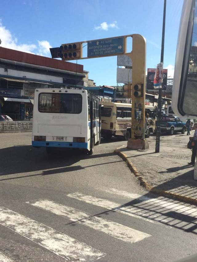 Cola de autobuses para echar gasoil en una estación de servicio en La California / Foto: @sonyiremartinez