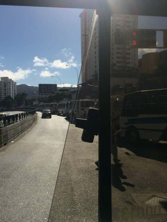 Cola de autobuses para echar gasoil en una estación de servicio en La California / Foto: @sonyiremartinez