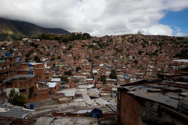 ACOMPAÑA CRÓNICA: VENEZUELA CRISIS. CAR02. CARACAS (VENEZUELA), 24/12/2017.- Vista general de una barriada en Petare este viernes, 22 de diciembre de 2017, en Caracas (Venezuela). El Niño Jesús no llevará regalos a muchos de los hogares de escasos recursos de Venezuela, pese a los millones de juguetes que el Gobierno de Nicolás Maduro ha asegurado que repartirá en todo el país, pues las familias dicen sentirse abandonadas y sumergidas en la crisis económica y social. EFE/Miguel Gutiérrez