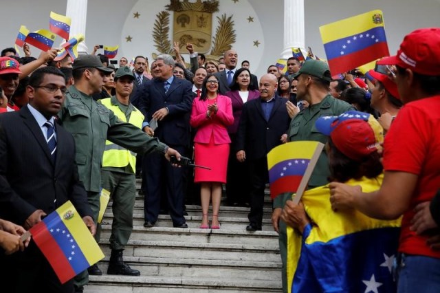 La presidenta de la Asamblea Nacional Constituyente de Venezuela, Delcy Rodríguez (centro), a su llegada a la ceremonia de juramentación de los gobernadores electos en el Palacio Federal Legislativo, en Caracas, Venezuela, el 18 de octubre de 2017. REUTERS / Marco Bello