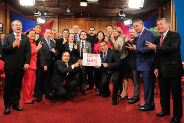 Foto: El presidente de la República, Nicolás Maduro, junto a los gobernadores revolucionarios electos / AVN 