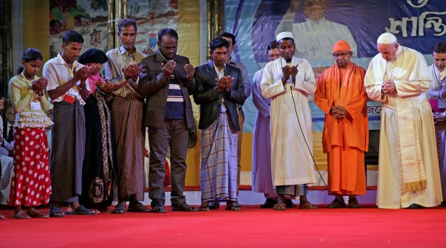 Pope Francis prays with Rohingya refugees in Dhaka, Bangladesh December 1, 2017. REUTERS/Max Rossi