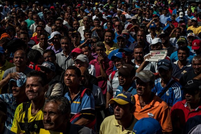 Cientos de empleados y exempleados de PDVSA asistieron a una convocatoria en la que se ofrecía trabajo por diez dólares la hora para ayudar en labores de reconstrucción en la isla caribeña de San Martín. Credit Meridith Kohut para The New York Times