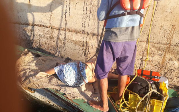 El cadáver permanecía sobre una canoa verde