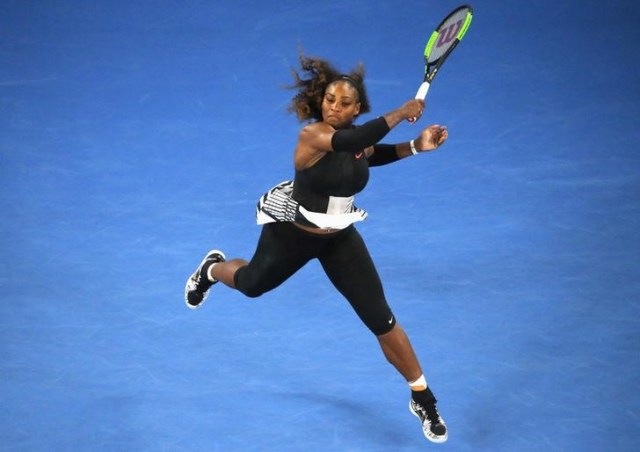 En la imagen, Serena Williams golpea una bola en el Abierto de Australia en una fotografía de archivo. REUTERS/Jason Reed