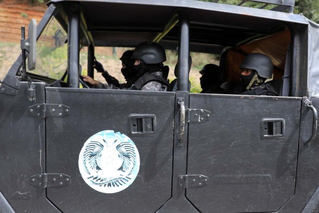 Tactical police members are seen as they pass on their way to a shootout with rogue Venezuelan helicopter pilot Oscar Perez, in Caracas, Venezuela January 15, 2018. REUTERS/Marco Bello