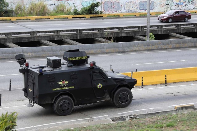 Tactical police members are seen as they drive on their way to a shootout with rogue Venezuelan helicopter pilot Oscar Perez, in Caracas, Venezuela January 15, 2018. REUTERS/Marco Bello