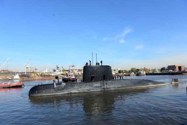 El submarino de la Armada argentina ARA San Juan y su tripulación dejan el puerto de Buenos Aires. Imagen de archivo. 2 de junio de 2014. Armada Argentina/vía REUTERS. ATENCIÓN EDITORES ESTA IMAGEN HA SIDO ENTREGADA POR UN TERCERO.