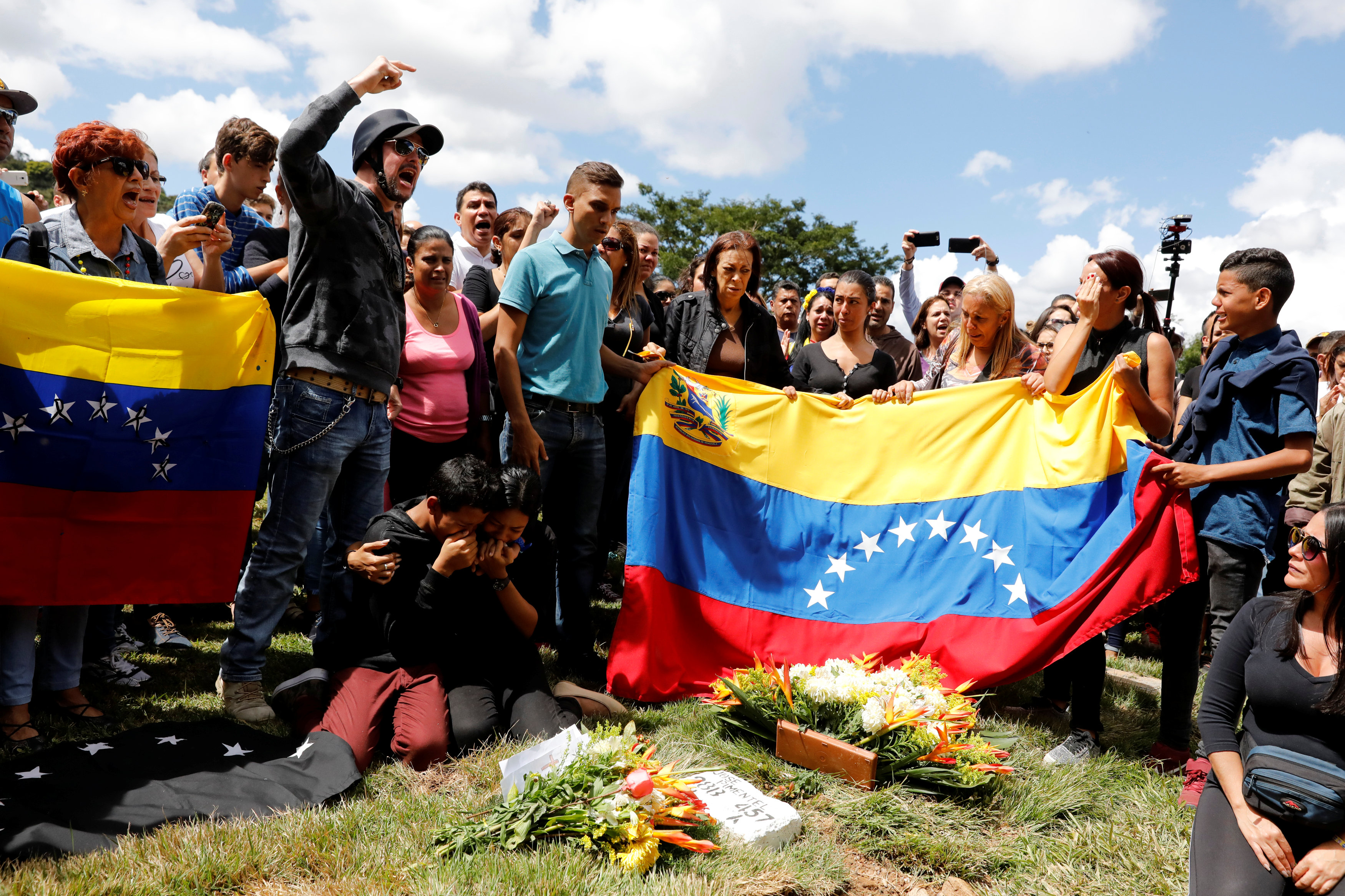 Entre llantos y gritos se vivió el entierro de Díaz Pimentel y Agostini en el Cementerio del Este (fotos)