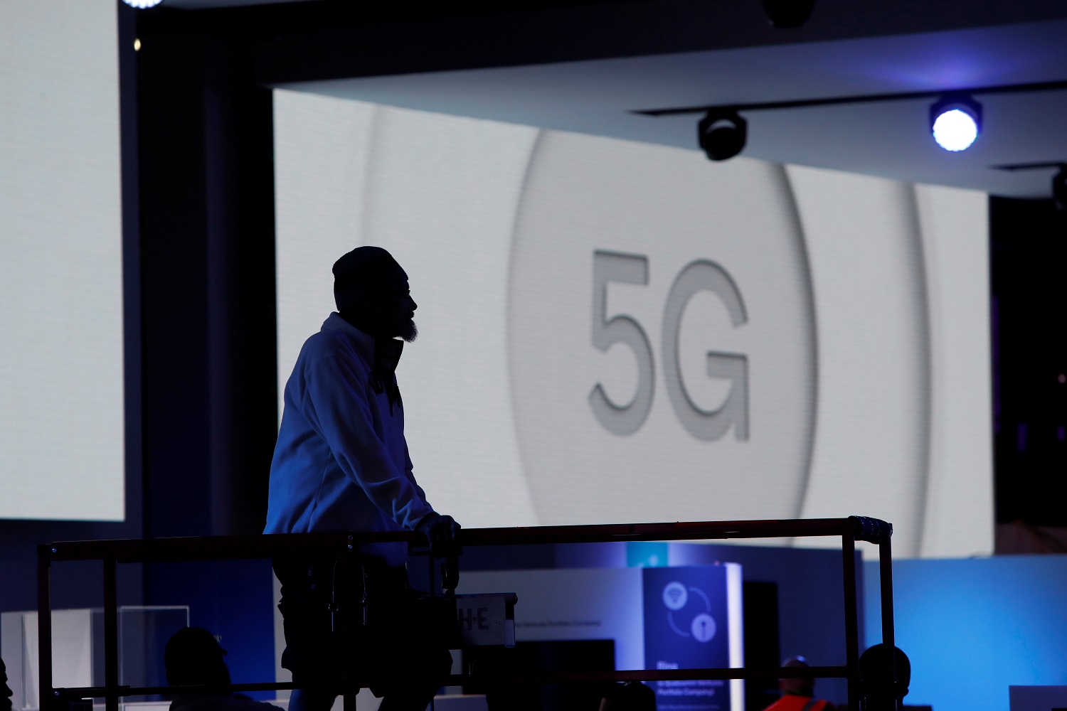 Equipo de seguridad de Trump estudia construir red 5G en EEUU como opción contra espionaje