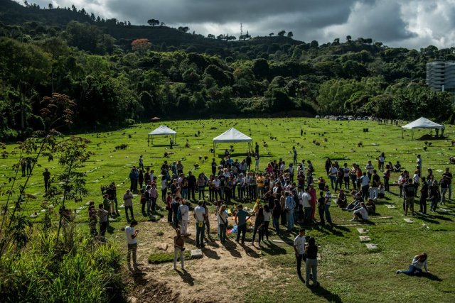 El último adiós en las tumbas de José Alejandro Díaz Pimentel y Abraham Agostini, ambos asesinados en el enfrentamiento con fuerzas gubernamentales. Credit Meridith Kohut para The New York Times