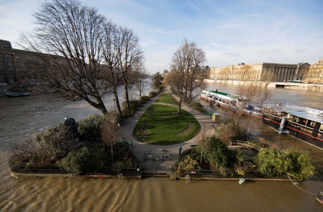 ISL78. PARIS (FRANCIA), 08/01/2018.- Vista de las aguas del río Sena, a su paso por Isla de San Luis, rodeando un parque en París, Francia, 8 de junio de 2018. Las fuertes lluvias han provocado inundaciones menores en algunas zonas de la capital francesa, así como la crecida del río Sena. EFE/ Ian Langsdon