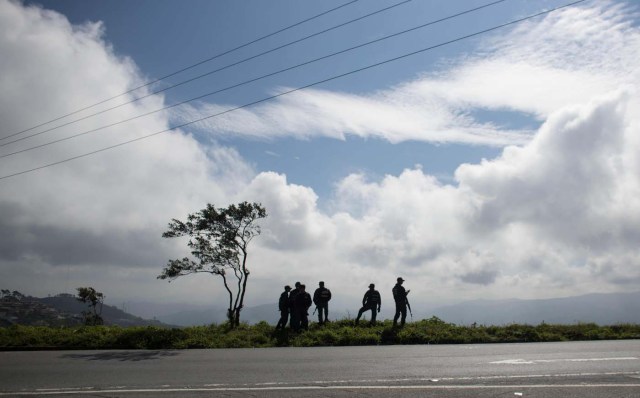 CAR02. CARACAS (VENEZUELA), 15/01/2018.- Agentes prestan guardia en los alrededores del lugar donde se realiza una operación contra el grupo liderado por el policía Óscar Pérez hoy, lunes 15 de enero de 2018, en el barrio El Junquito, en Caracas (Venezuela). Las autoridades venezolanas desarticularon hoy el grupo liderado por el policía Oscar Pérez, acusado de "ataque terrorista" al Supremo, e informaron de haber "abatido" a un grupo no identificado de sus miembros y detenido a cinco. EFE/Miguel Gutiérrez