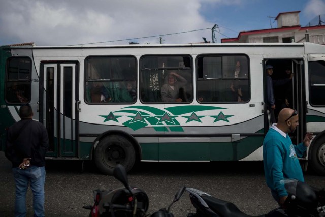 CAR04. CARACAS (VENEZUELA), 15/01/2018.- Pasajeros de un autobús observan hacia el lugar donde se realiza una operación contra el grupo liderado por el policía Óscar Pérez hoy, lunes 15 de enero de 2018, en el barrio El Junquito, en Caracas (Venezuela). Las autoridades venezolanas desarticularon hoy el grupo liderado por el policía Oscar Pérez, acusado de "ataque terrorista" al Supremo, e informaron de haber "abatido" a un grupo no identificado de sus miembros y detenido a cinco. EFE/Miguel Gutiérrez