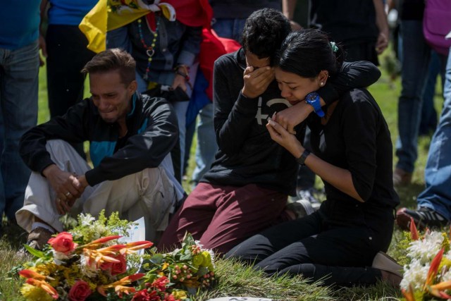 CAR019. CARACAS (VENEZUELA), 20/01/2018. Familiares de José Díaz Pimentel y Abraham Agostini lloran en la parcela donde ambos fueron enterrados hoy, sábado 20 de enero del 2018, en Caracas (Venezuela). Dos de las seis personas abatidas junto al exinspector alzado contra el Gobierno venezolano Óscar Pérez fueron enterrados hoy en medio de denuncias de que los familiares no autorizaron el sepelio, mientras continúa la incertidumbre sobre qué se hará con el cuerpo del líder del grupo. EFE/Miguel Gutiérrez