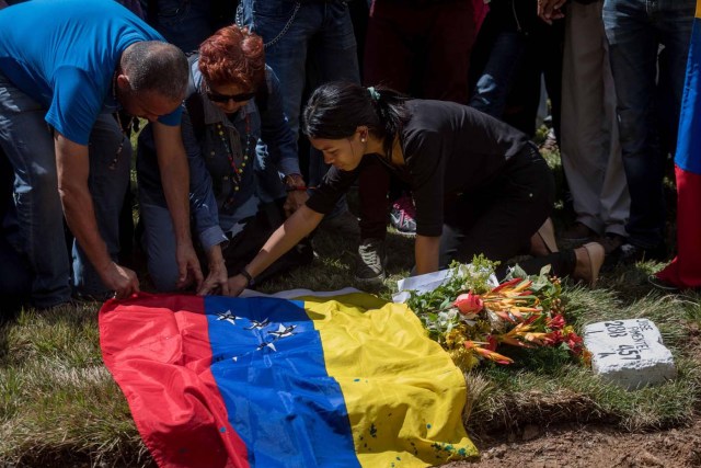 CAR025. CARACAS (VENEZUELA), 20/01/2018. Familiares de José Díaz Pimentel y Abraham Agostini lloran en la parcela donde ambos fueron enterrados hoy, sábado 20 de enero del 2018, en Caracas (Venezuela). Dos de las seis personas abatidas junto al exinspector alzado contra el Gobierno venezolano Óscar Pérez fueron enterrados hoy en medio de denuncias de que los familiares no autorizaron el sepelio, mientras continúa la incertidumbre sobre qué se hará con el cuerpo del líder del grupo. EFE/Miguel Gutiérrez