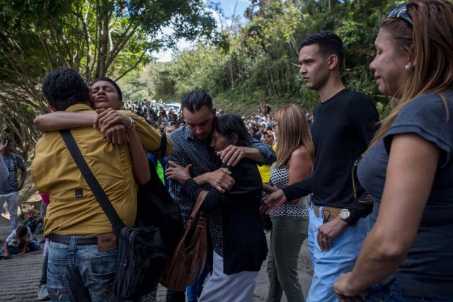 CAR026. CARACAS (VENEZUELA), 20/01/2018. Familiares de José Díaz Pimentel y Abraham Agostini lloran en la parcela donde ambos fueron enterrados hoy, sábado 20 de enero del 2018, en Caracas (Venezuela). Dos de las seis personas abatidas junto al exinspector alzado contra el Gobierno venezolano Óscar Pérez fueron enterrados hoy en medio de denuncias de que los familiares no autorizaron el sepelio, mientras continúa la incertidumbre sobre qué se hará con el cuerpo del líder del grupo. EFE/Miguel Gutiérrez