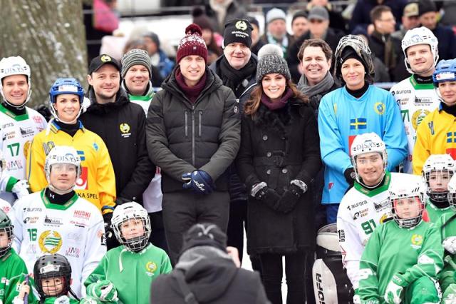 Los duques de Cambridge, el príncipe Guillermo (centro izda), y Kate Middleton (centro dcha), posan junto a integrantes de la plantilla del equipo de hockey sueco Hammarby, en una pista de hielo en el centro de Estocolmo, Suecia, hoy, 30 de enero de 2018. Los duques de Cambridge participaron en un evento de hockey durante su visita oficial, que dura cuatro días, a Suecia y Noruega. EFE/ Jonas Ekstromer