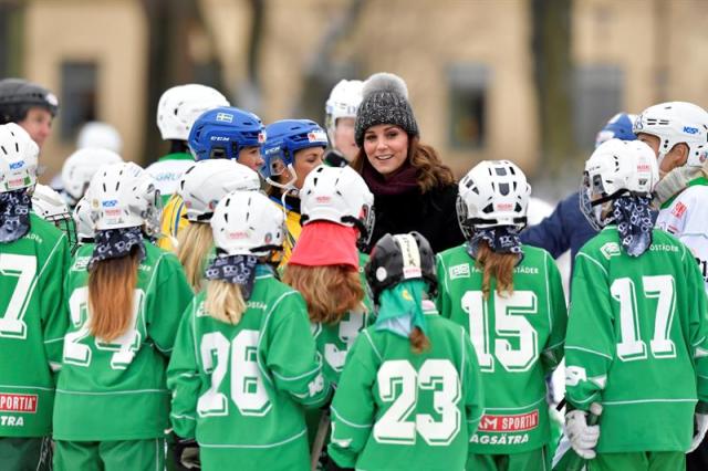 Los duques de Cambridge participaron en un evento de hockey durante su visita oficial, que dura cuatro días, a Suecia y Noruega. EFE/ Jonas Ekstromer