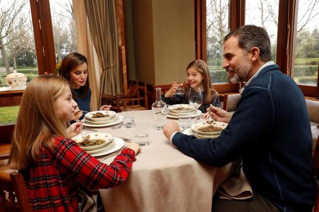 Fotografía facilitada por la Casa de S.M. El Rey. La celebración del 50 cumpleaños de Felipe VI el próximo martes, día 30, ha llevado a la Casa del Rey a distribuir imágenes de vídeo y fotografías inéditas de su actividad en el último año que incluyen escenas en familia con doña Letizia y sus hijas, Leonor y Sofía. En la comida en su residencia, que tuvo lugar el pasado día 13, se ve a los cuatro conversando mientras toman el primer plato, una sopa que previamente ha servido doña Letizia. Es parte de la charla en la que padres e hijas hablan de los exámenes, del tiempo -"la lluvia nos viene muy bien", dice el Rey- o de lo que van a hacer por la tarde, para lo que don Felipe propone un paseo por el campo. / EFE