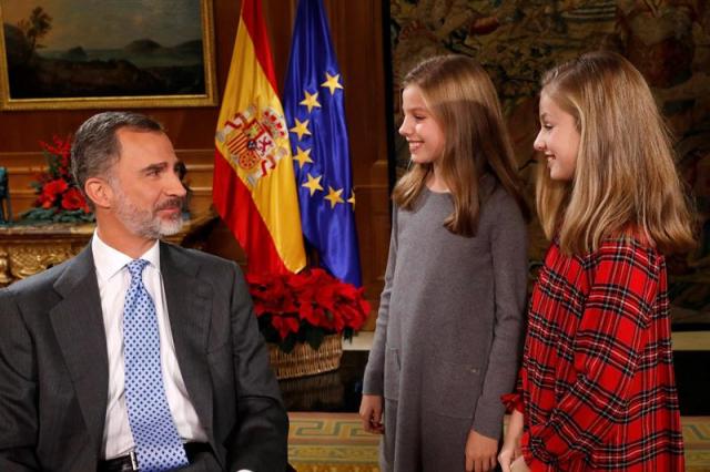 Fotografía facilitada por la Casa de S.M. El Rey. La celebración del 50 cumpleaños de Felipe VI el próximo martes, día 30, ha llevado a la Casa del Rey a distribuir imágenes de vídeo y fotografías inéditas de su actividad en el último año que incluyen escenas en familia con doña Letizia y sus hijas, Leonor y Sofía. En la comida en su residencia, que tuvo lugar el pasado día 13, se ve a los cuatro conversando mientras toman el primer plato, una sopa que previamente ha servido doña Letizia. Es parte de la charla en la que padres e hijas hablan de los exámenes, del tiempo -"la lluvia nos viene muy bien", dice el Rey- o de lo que van a hacer por la tarde, para lo que don Felipe propone un paseo por el campo. / EFE