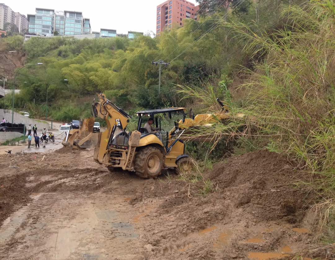 Restablecido acceso a Lomas del Sol tras deslizamiento por ruptura de tubo matriz, según alcaldía de El Hatillo