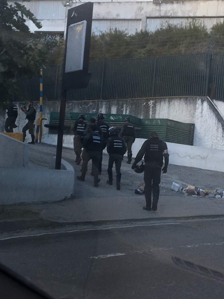 Efectivos de la “gloriosa” GNB custodian el Supermercado Plazas de Los Samanes (+fotos)