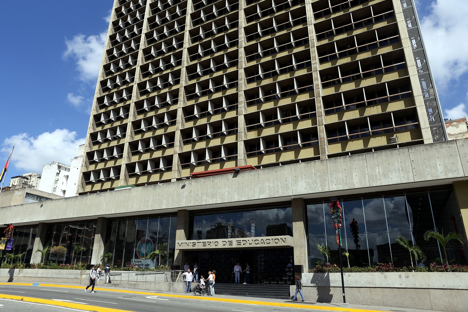 En VIDEO: Las cenizas dentro de la sede quemada del Ministerio de Educación en Caracas