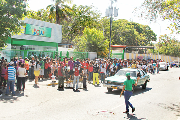 ¡Se armó la grande! Guardia del Pueblo decidía a dedo quiénes podían comprar en  tienda Clap de Catia la Mar