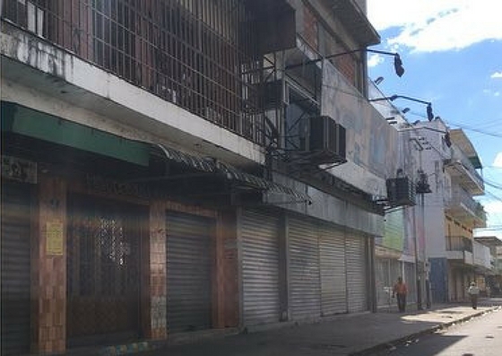 Comercios bajan las santamarias ante ola de saqueos en Calabozo #13Ene (fotos)