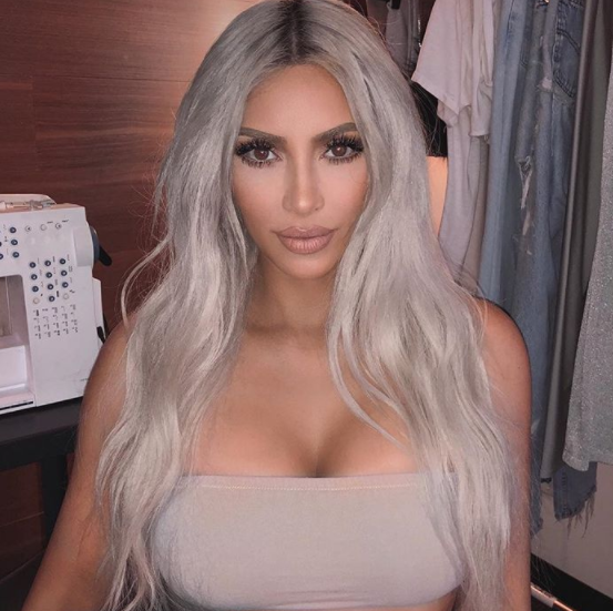 Por una falla en su vestuario, Kim Kardashian se dejó fotografiar totalmente desnuda