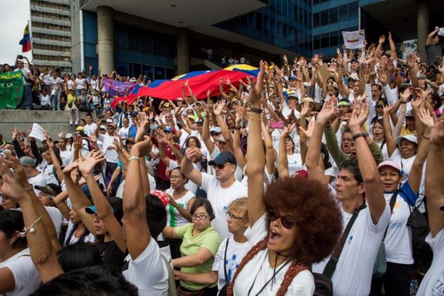 Concentración convocada por VP #VzlaRepudiaDictaduraAsesina // Foto @monje2021