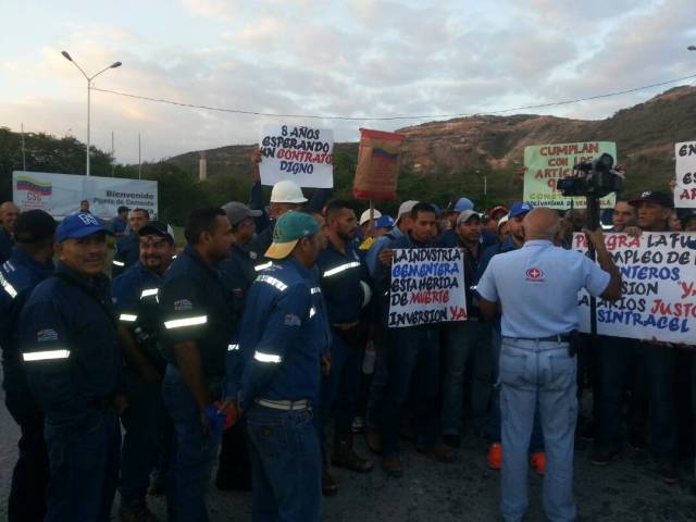 Foto: Trabajadores cementeros protestan en Lara / Cortesía