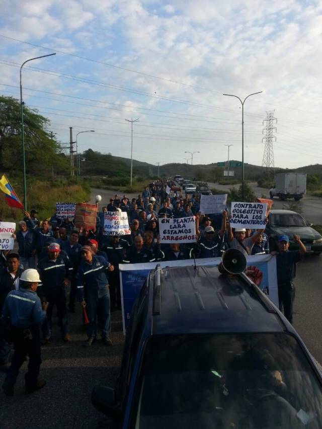 Foto: Trabajadores cementeros protestan en Lara / Cortesía