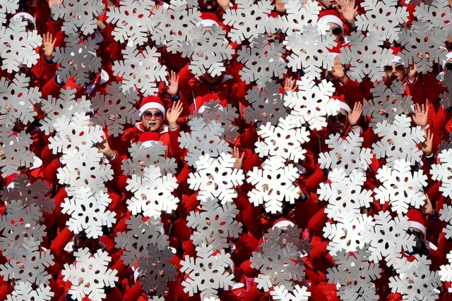 North Korean cheerleaders attend the Men's Slalom at the Yongpyong Alpine Centre during the Pyeongchang 2018 Winter Olympic Games in Pyeongchang on February 22, 2018. / AFP PHOTO / Fabrice COFFRINI