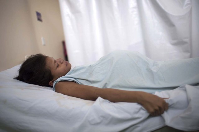 Venezuelan refugee Yuliany Vasquez, 17, prepares to give birth to her twins, at the Maternity Hospital Nossa Senhora de Nazare in the city of Boa Vista, Roraima, Brazil, on February 26, 2018. Of every 4 births in Boa Vista's maternity hospital one is from a Venezuelan mother. According to local authorities around one thousand refugees are crossing each day the Brazilian border from Venezuela. The constant flux of Venezuela's immigrants are living in shelters and streets of Boa Vista and Pacaraima cities. They are crossing to Brazil looking for work, medical care and food. Boa Vista's three hundred thousand population includes a 10 percent of Venezuelans. / AFP PHOTO / MAURO PIMENTEL