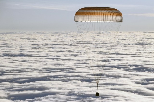 La cápsula espacial Soyuz MS-06 que transporta el equipo de la Estación Espacial Internacional (ISS) del cosmonauta ruso Alexander Misurkin y los astronautas de la NASA Mark Vande Hei y Joe Acaba desciende debajo de un paracaídas antes de aterrizar en un área remota fuera de la ciudad de Dzhezkazgan (Zhezkazgan), Kazajstán , el 28 de febrero de 2018. / AFP PHOTO / POOL / ALEXANDER NEMENOV