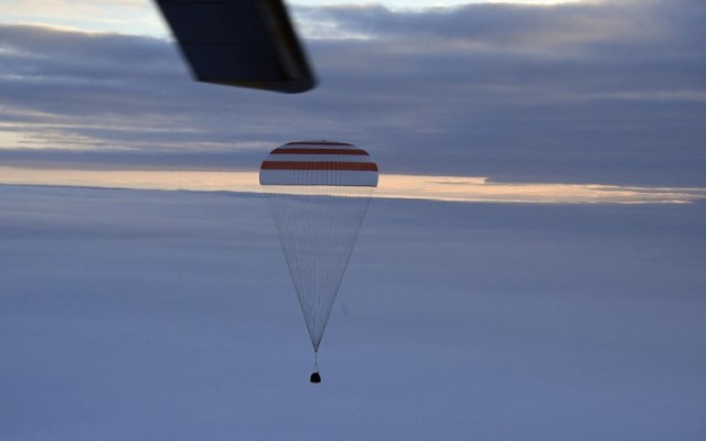 La cápsula espacial Soyuz MS-06 que transporta el equipo de la Estación Espacial Internacional (ISS) del cosmonauta ruso Alexander Misurkin y los astronautas de la NASA Mark Vande Hei y Joe Acaba desciende debajo de un paracaídas antes de aterrizar en un área remota fuera de la ciudad de Dzhezkazgan (Zhezkazgan), Kazajstán , el 28 de febrero de 2018. / AFP PHOTO / POOL / ALEXANDER NEMENOV