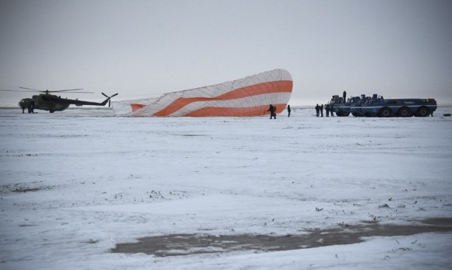 Equipo de búsqueda y rescate trabaja en el sitio de aterrizaje de la cápsula espacial Soyuz MS-06 con el equipo de la Estación Espacial Internacional (ISS) del cosmonauta ruso Alexander Misurkin y los astronautas de la NASA Mark Vande Hei y Joe Acaba en un área remota fuera de la ciudad de Dzhezkazgan (Zhezkazgan), Kazajstán, el 28 de febrero de 2018. / AFP PHOTO / POOL / ALEXANDER NEMENOV