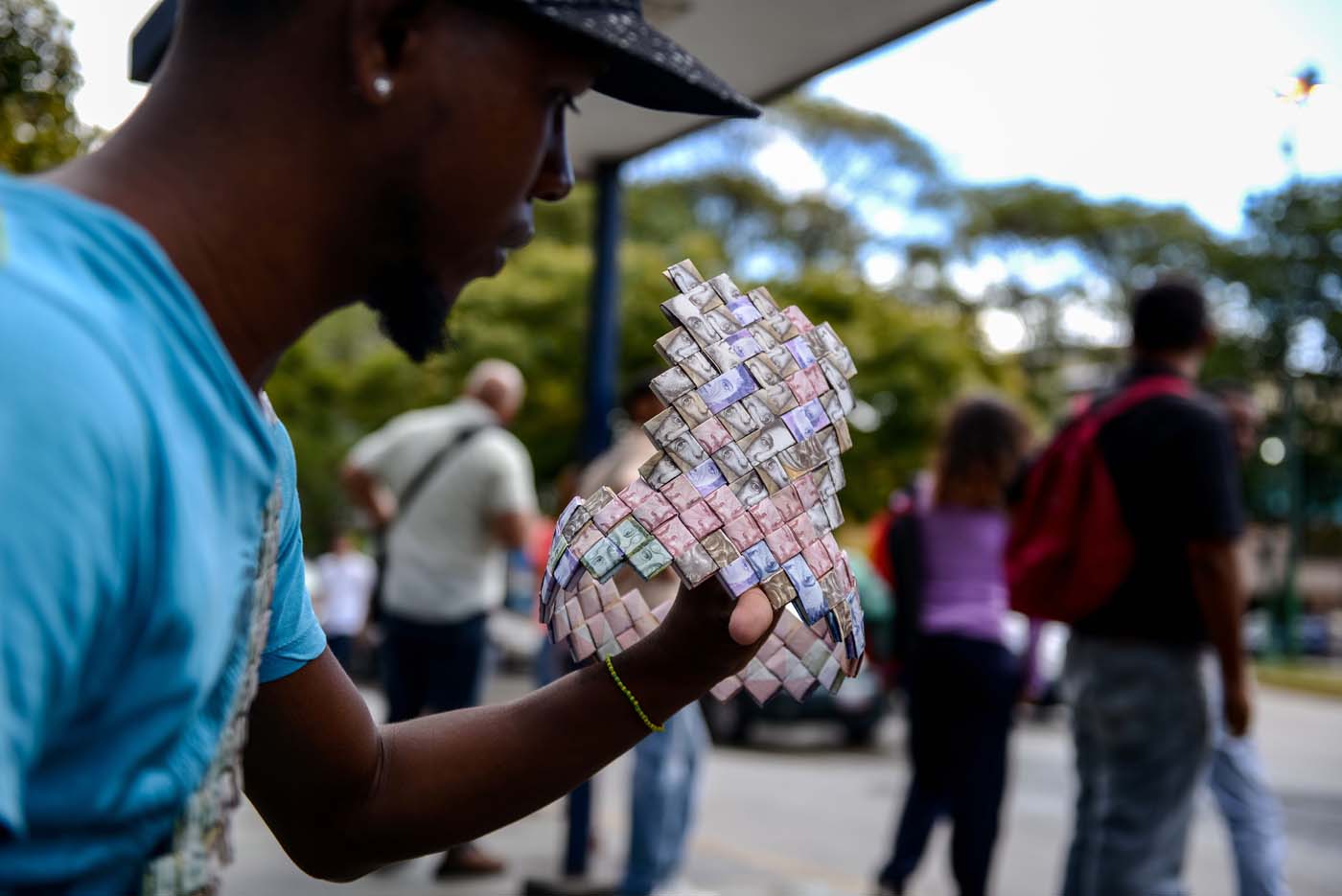 Devaluados bolívares: Piezas de manualidades callejeras y “money art” (Fotos)