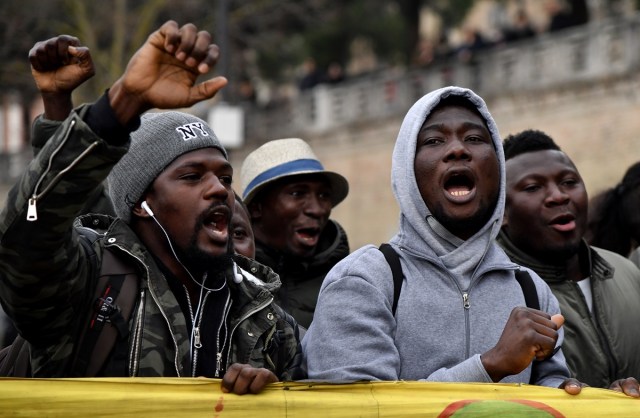 Miles de personas marcharon este sábado en Macerata contra el fascismo / AFP FOTO / TIZIANA FABI